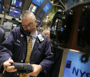 Chứng khoán Mỹ hôm thứ Tư đã phục hồi trở lại vào cuối ngày giao dịch nhờ một đợt gom mua cổ phiếu của giới đầu tư - Ảnh: Reuters.