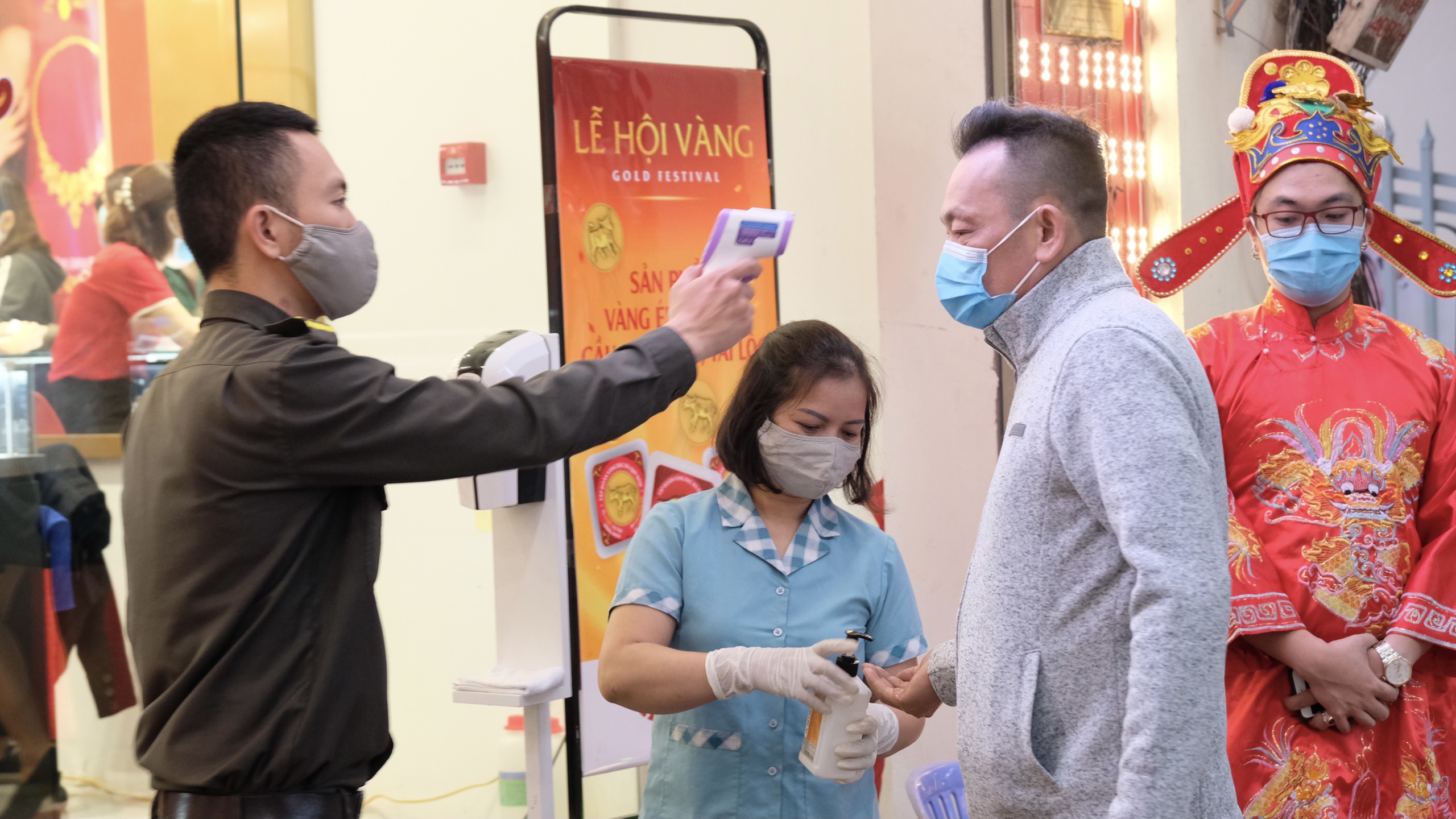 Khách hàng trước khi vào cửa hàng đều được yêu cầu đo thân nhiệt, rửa tay sát khuẩn, thậm chí cả điền vào tờ khai y tế. Ảnh: Phương Thảo