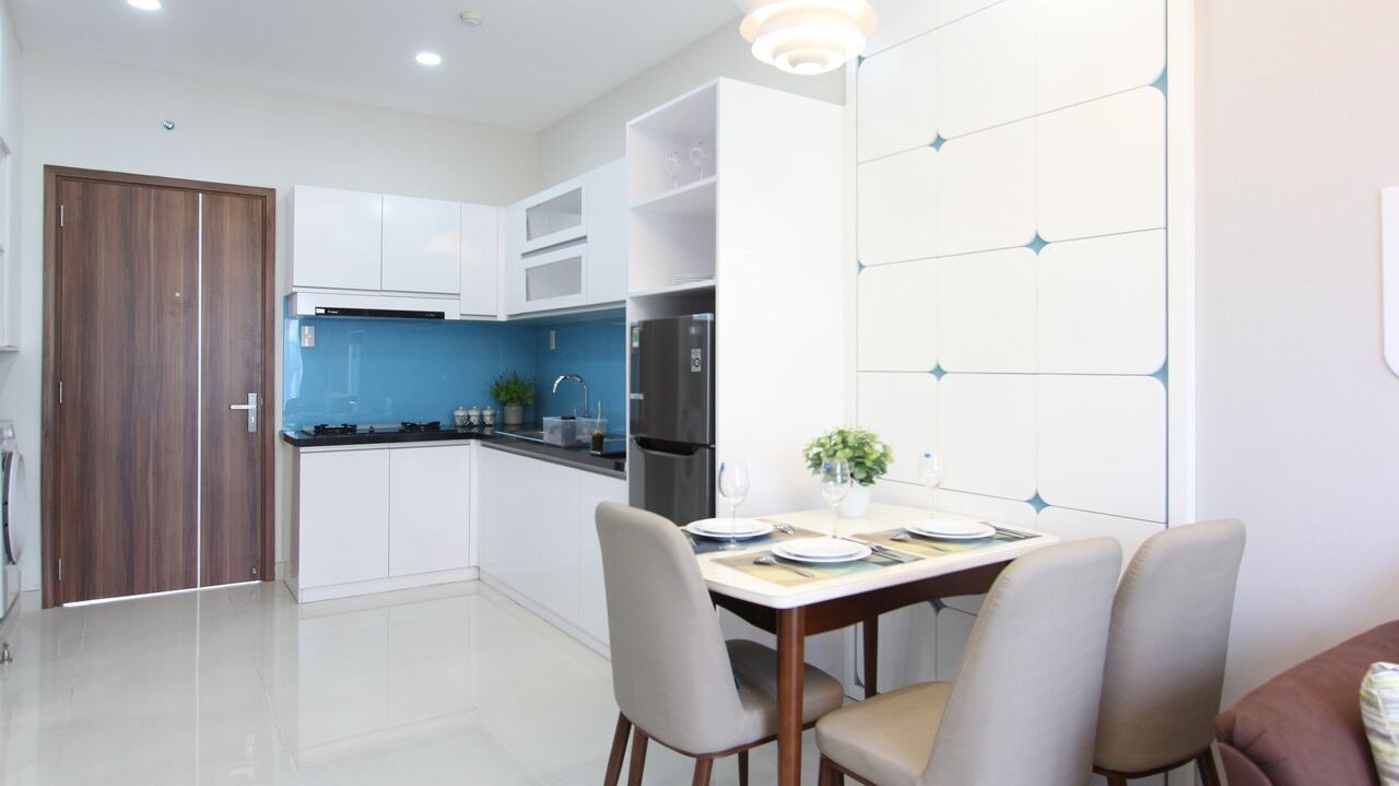 Khu vực bếp hiện đại với tông màu sáng đem đến sự thoải mái cho những bữa ăn gia đình. 