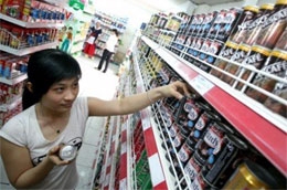 Khu vực trưng bày cà phê lon tại Co.op Mart - Ảnh: Lê Toàn.