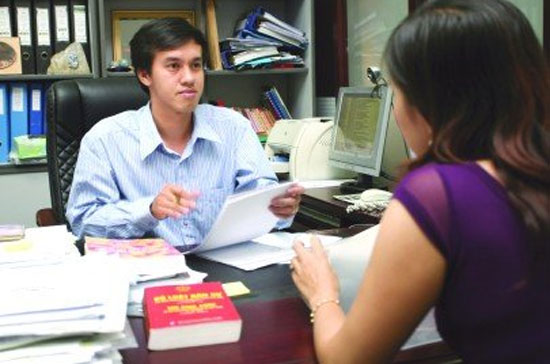 Tư vấn cho khách hàng tại một công ty luật ở Tp.HCM - Ảnh: Lê Toàn.