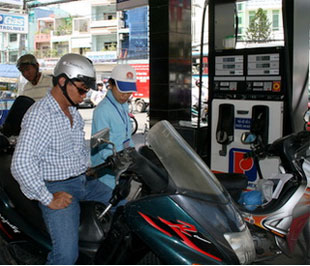 Giá xăng, dầu trong nước sẽ không còn cách xa giá dầu thế giới - Ảnh: Tuổi trẻ.