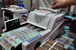 Theo Bộ Kế hoạch và Đẩu tư, tiền mặt lưu thông ngoài hệ thống ngân hàng tháng này thậm chí giảm khoảng 1,52% so với tháng trước; so với cuối năm ngoái chỉ còn tăng 2,44%.