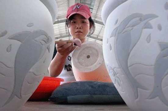 Bình Dương thiếu nhân lực ngành gốm sứ. Trong ảnh là công nhân đang làm việc tại một xưởng sản xuất gốm ở Lái Thiêu, Bình Dương - Ảnh: Kinh Luân.