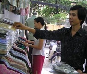 Võ Văn Nhị (bên phải: "Mình phải thường xuyên trực tiếp bán hàng để nghe khách nhận xét về sản phẩm của mình".