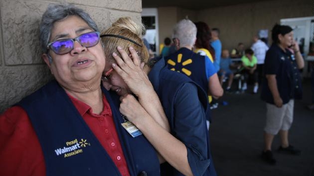 Nhân viên Walmart bên ngoài hiện trường vụ xả súng ngày 3/8 - Ảnh: CNN.