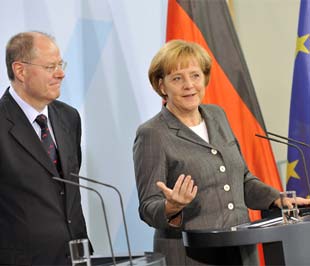 Thủ tướng Đức Angela Merkel (bên phải) và Bộ trưởng Bộ Tài chính Peer Steinbrück.