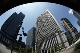 Một tòa nhà văn phòng ở quận trung tâm Tokyo - Ảnh: Bloomberg.