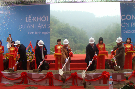 Lãnh đạo tỉnh Hòa Bình và chủ đầu tư tiến hành động thổ dự án.