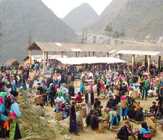 Người dân tộc đi chợ như đi chơi, buôn bán không lấy làm trọng.