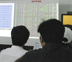 Các nhà đầu tư theo dõi phiên giao dịch chứng khoán ở sàn của Công ty Cổ phần Chứng khoán châu Á - Thái Bình Dương (Huế).