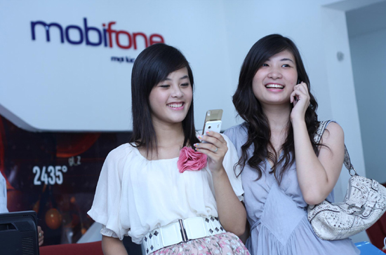 MobiFone tung khuyến mại hấp dẫn cho thuê bao trả sau.