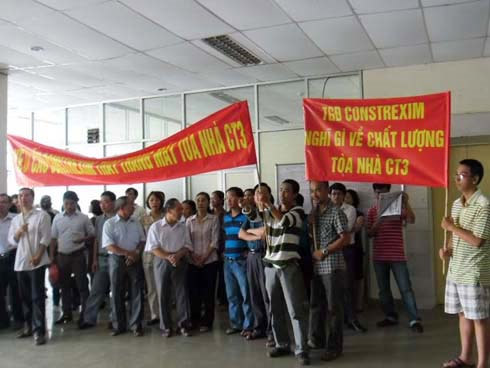 Phần lớn các chủ đầu tư tòa nhà chung cư và các khách hàng vẫn chưa thể tìm được tiếng nói chung trong vấn đề phí dịch vụ.