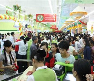 Đông đảo khách hàng đến siêu thị Big C Huế - Ảnh: Quốc Hùng.