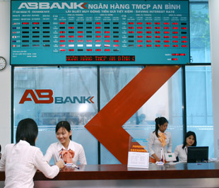 Hoạt động giao dịch tại ABBank - Ảnh: Việt Tuấn.