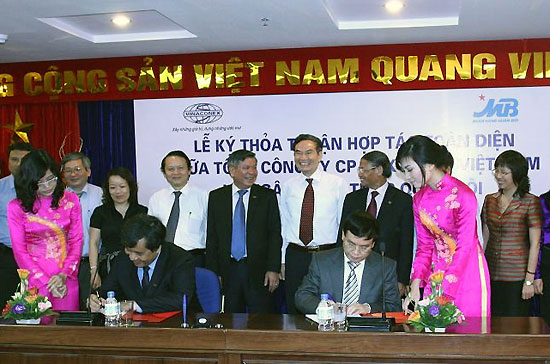 Ngay trong năm tài chính 2010, MB cam kết thu xếp và cung cấp hạn mức tín dụng và bảo lãnh tương đương 1.500 tỷ đồng cho Vinaconex và các đơn vị thành viên.
