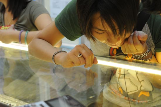 Giới kinh doanh vàng cho biết, khi thị trường chạm mốc giá 29 triệu đồng/lượng vào trưa nay, một lượng vàng khá lớn đã được giới đầu tư xả ra, khiến giá vàng không thể cầm cự được lâu mức giá cao chóng mặt - Ảnh: Quang Liên.