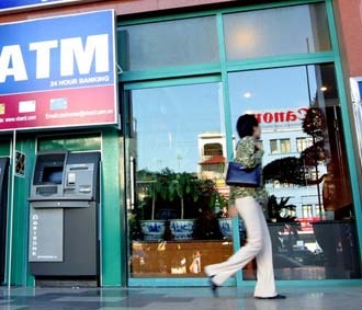 Nếu lãi suất cho vay vẫn ở mức “vi phạm” như hiện nay, nếu một khách hàng đứng ra kiện một ngân hàng thương mại thì sẽ ra sao?