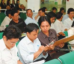 Các nhà đầu tư tại sàn giao dịch của Công ty Chứng khoán Vincom.