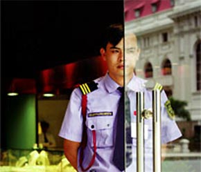 Bảo vệ khó làm gì được trước họng súng.