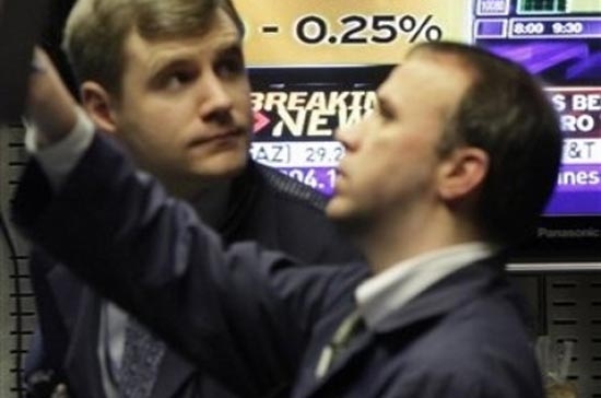 Không nằm ngoài dự đoán trước đó của giới quan sát, trong cuộc họp chính sách tiền tệ kết thúc vào đêm qua theo giờ Việt Nam, FED đã duy trì lãi suất cơ bản đồng USD ở mức 0-0,25%, đồng thời tái khẳng định sẽ giữ mức lãi suất thấp này thêm một thời gian nữa để hỗ trợ tăng trưởng - Ảnh: AP.