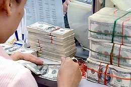 Sự phối hợp giữa kết hối và hình thức “tự xử” đối với tiền gửi USD, nguồn cung ngoại tệ thương mại trong thời gian tới dự báo sẽ tiếp tục thuận lợi.
