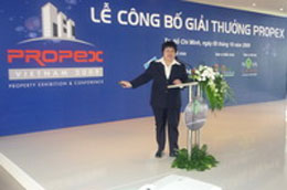  Bà Đỗ Thị Loan, Tổng thư ký Hiệp hội Bất động sản Tp.HCM cập nhật thông tin về Propex Vietnam 2009.