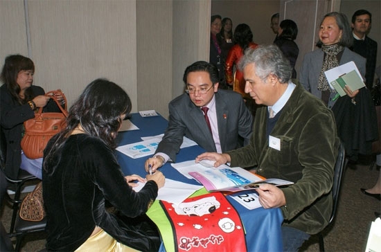 Tiếp xúc giữa các doanh nghiệp tại “Diễn đàn Doanh nghiệp Việt Nam - Chile”, tổ chức tại Santiago, Chile, ngày 15/5/2009.