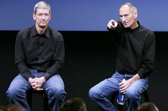 Tim Cook (bên trái) giữ chức CEO lâm thời của Apple trong các lần Steve Jobs vắng mặt, rồi chính thức đảm nhận chức vụ này sau khi Steve Jobs qua đời.