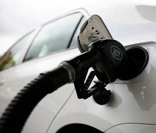 Dù OPEC có cắt giảm mạnh sản lượng, giá dầu vẫn cứ giảm - Ảnh: AP.