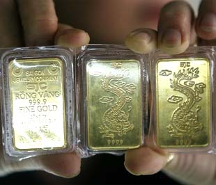  Giá vàng thế giới quy đổi - chưa tính thuế và các chi phí khác - đang cao hơn giá vàng bán ra thị trường tự do trong nước trên dưới 90.000 đồng/lượng - Ảnh: Reuters.