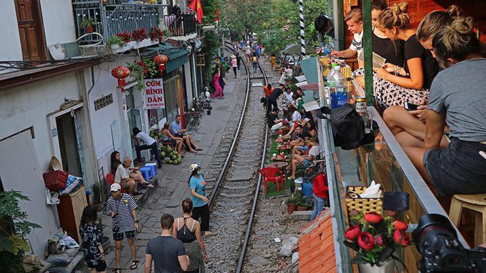 Theo cơ quan chức năng, tình trạng lấn chiếm hành lang bảo vệ an toàn đường sắt, kinh doanh cafe tiềm ẩn nguy cơ tai nạn rất cao.