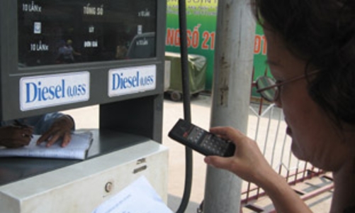 Lập quỹ bình ổn giá, tăng phí xăng dầu