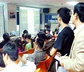 Quyết định nên dựa vào dữ kiện, không dựa vào cảm xúc - Ảnh: TP.
