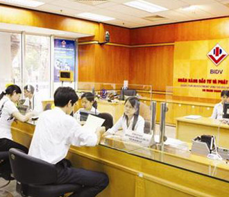 Việc hạ lãi suất nói trên không phải vì BIDV đang dư vốn mà thậm chí còn bị lỗ hơn 300 tỷ đồng kể từ nay đến hết năm. Trong ảnh là một phòng giao dịch của BIDV.