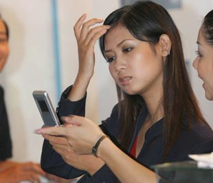 Các chương trình khuyến mại "hàng khủng" thời gian qua đã góp phần quan trọng vào việc bùng nổ thuê bao ảo - Ảnh: Việt Tuấn.