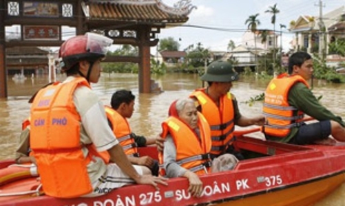 Bão qua, miền Trung lại chống chọi với lũ lớn