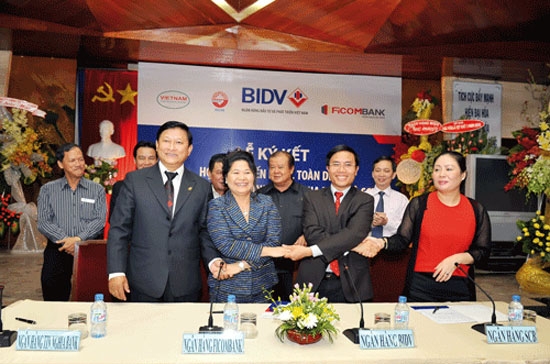 Các bước tiến hành hợp nhất ba ngân hàng này đang được tiến hành nhanh chóng.