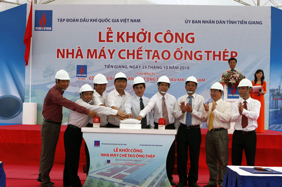 Lãnh đạo các bộ, ngành và Petro Vietnam ấn nút khởi công dự án.