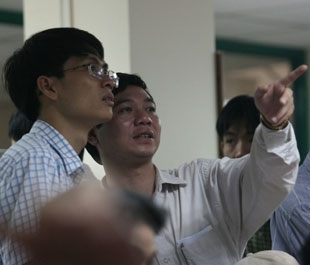 Thị trường đang có những biến động mạnh, có khả năng thay đổi nhanh chóng. Phía sau đó, thông tin về diễn biến của cuộc khủng hoảng tài chính trên thế giới trở thành một trong những điểm ưu tiên quan tâm hàng đầu của nhà đầu tư lúc này - Ảnh: Việt Tuấn.