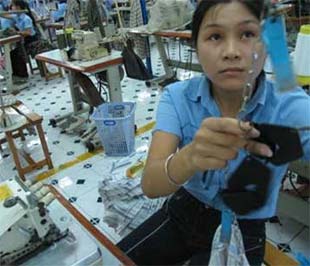 Như hầu hết các ngành xuất khẩu khác, dệt may năm nay sẽ gặp khó - Ảnh: Tuổi trẻ.