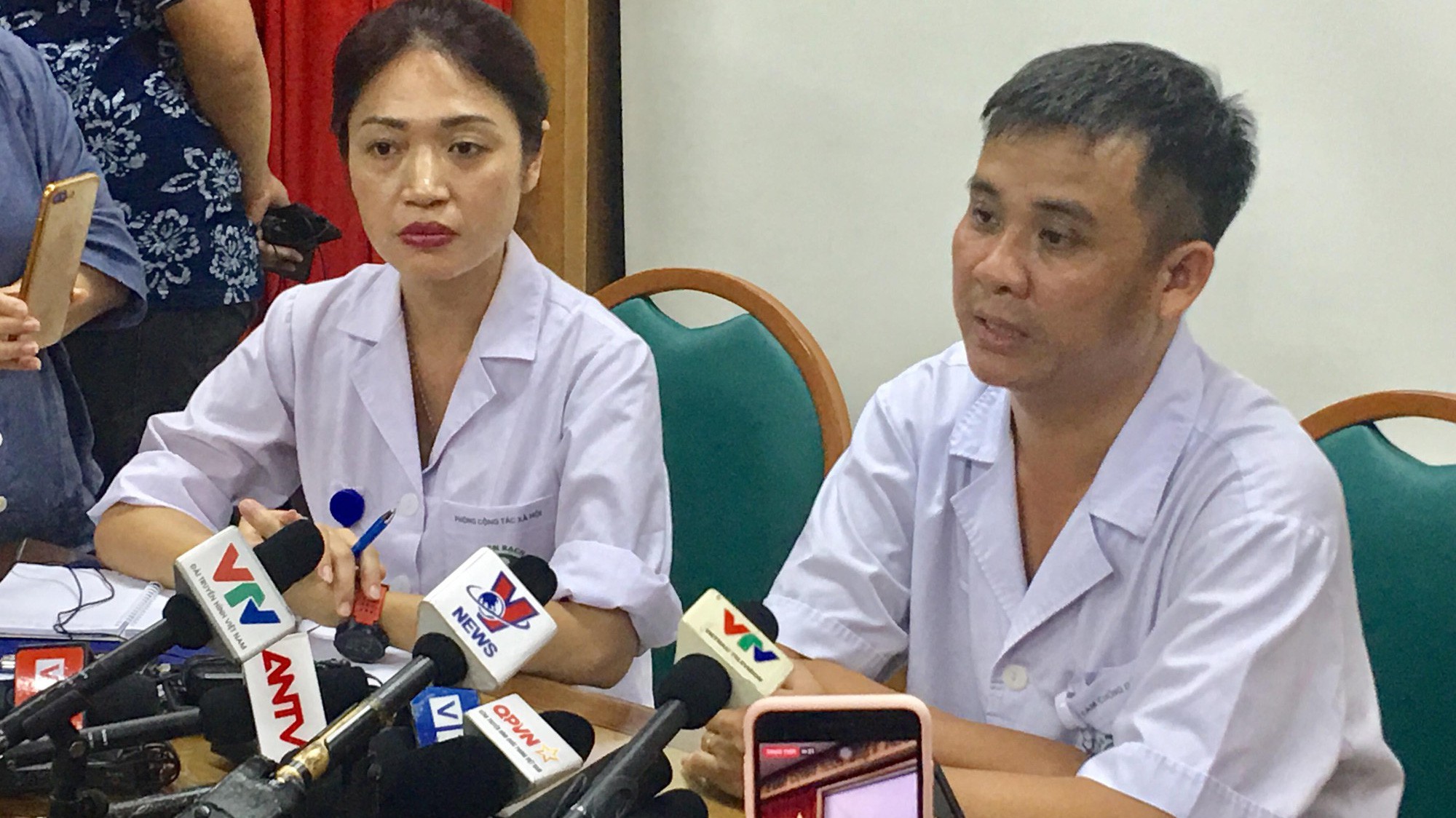 Bác sỹ Nguyễn Trung Nguyên, Giám đốc Trung tâm Chống độc, Bệnh viện Bạch Mai thông tin về những vấn đề liên quan đến nguy cơ nhiễm độc thủy ngân sau sự cố cháy nhà máy Rạng Đông. Ảnh - Thu Hằng. 