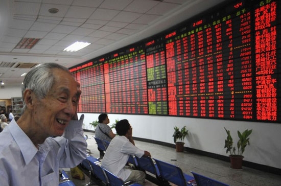 Trạng thái tâm lý hưng phấn của giới đầu tư đã được “kích hoạt” bởi những thông tin đến từ thị trường Mỹ và châu Âu - Ảnh: Reuters.