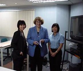 Bà Susan Schran (giữa) và sinh viên của IMPAC.