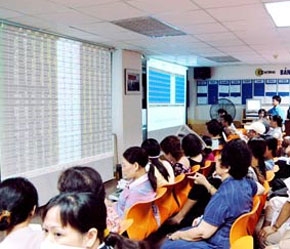 Chỉ số giá tiêu dùng trong nước tăng cao, bất động sản và vàng cũng tăng nóng, thị trường chứng khoán thế giới chao đảo càng làm cho nhiều nhà đầu tư lo lắng.