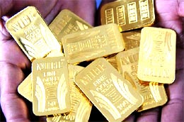 Giá vàng thế giới lao dốc mạnh phiên ngày 8/12 tại New York là do đồng USD bất ngờ lấy lại sức mạnh trước các đồng tiền chủ chốt khác và hoạt động bán ra ồ ạt của các nhà đầu tư vàng quốc tế.