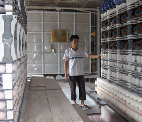 Nung gốm ở Bát Tràng.