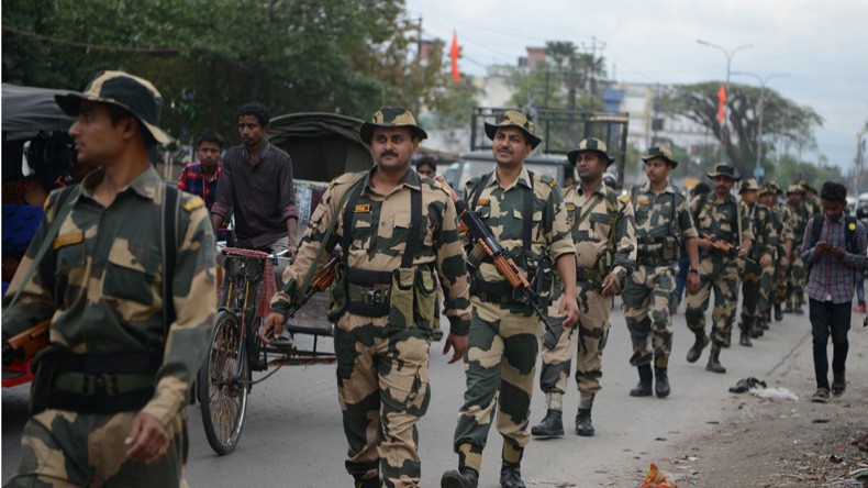Lực lượng Anh Ninh Biên phòng Ấn Độ tuần tra trên đường phố trước thềm bầu cử tại bang West Bengal ngày 9/4/2019 - Ảnh: AFP.