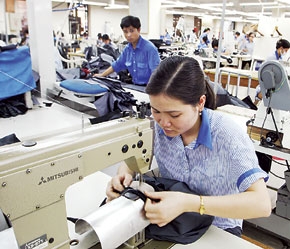 Ngành dệt may hiện vẫn phải nhập khẩu 80% nguyên phụ liệu từ nước ngoài.