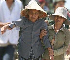 Theo ý kiến của khá nhiều cán bộ về hưu thì việc tăng lương, trợ cấp không cải thiện được cuộc sống vì giá cả tăng quá nhanh.